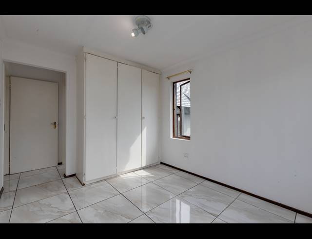 2 BEDROOM APARTMENT FOR SALE IN SUNNINGHILL